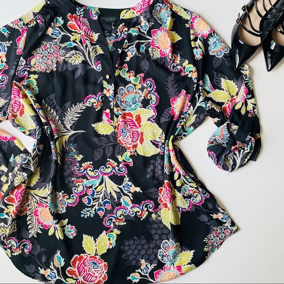 Investments Tops - NWT INVESTMENTS Floral Black Top Shirt 🖤💚